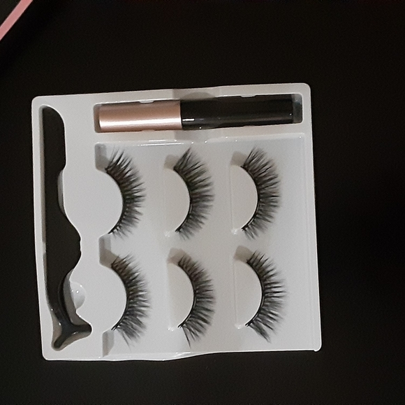 LASHES - Picture 3 of 4